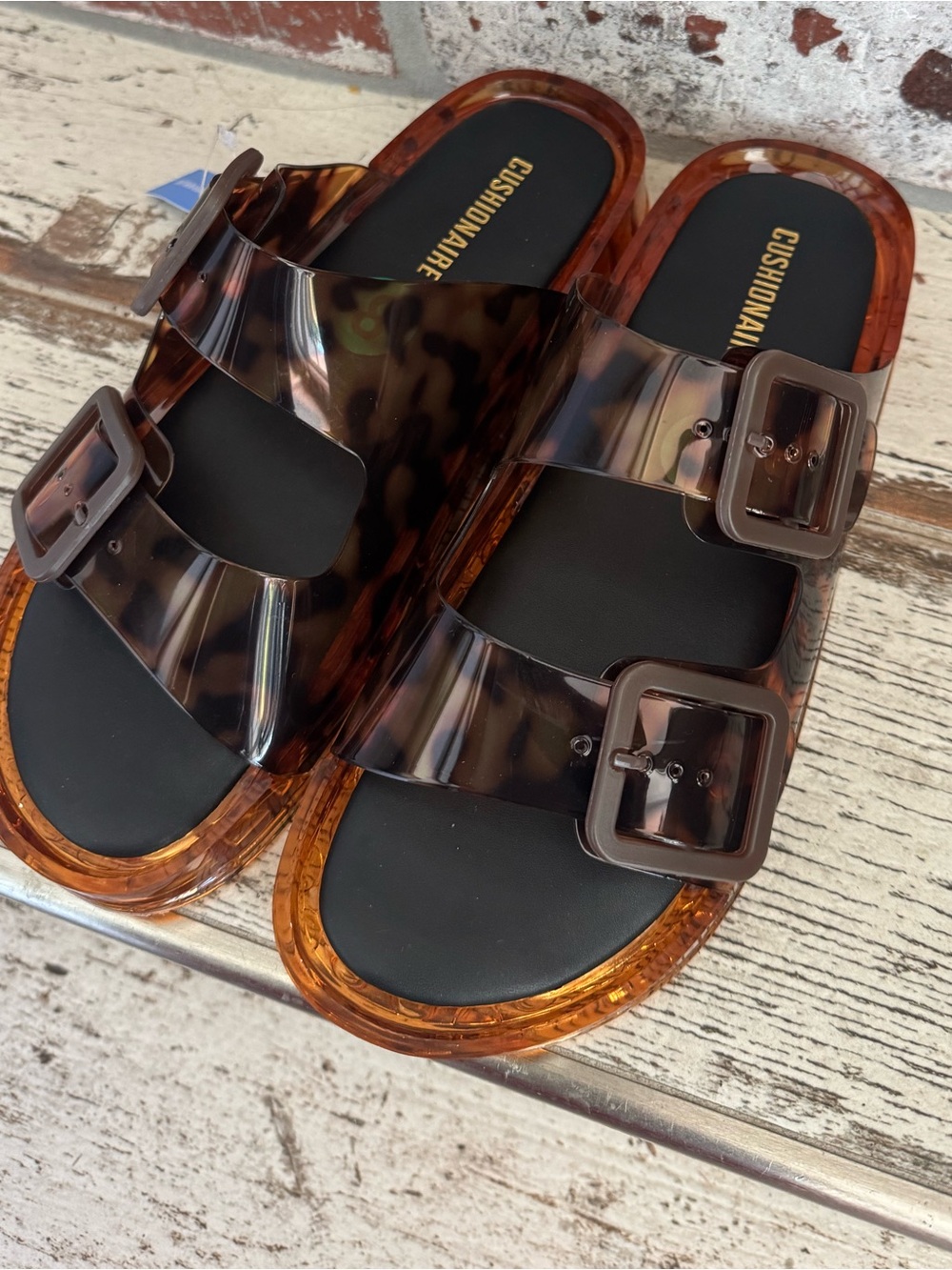 This season’s HOTTEST SHOE🔥🔥get them here! Great for the beach pool or anywhere!